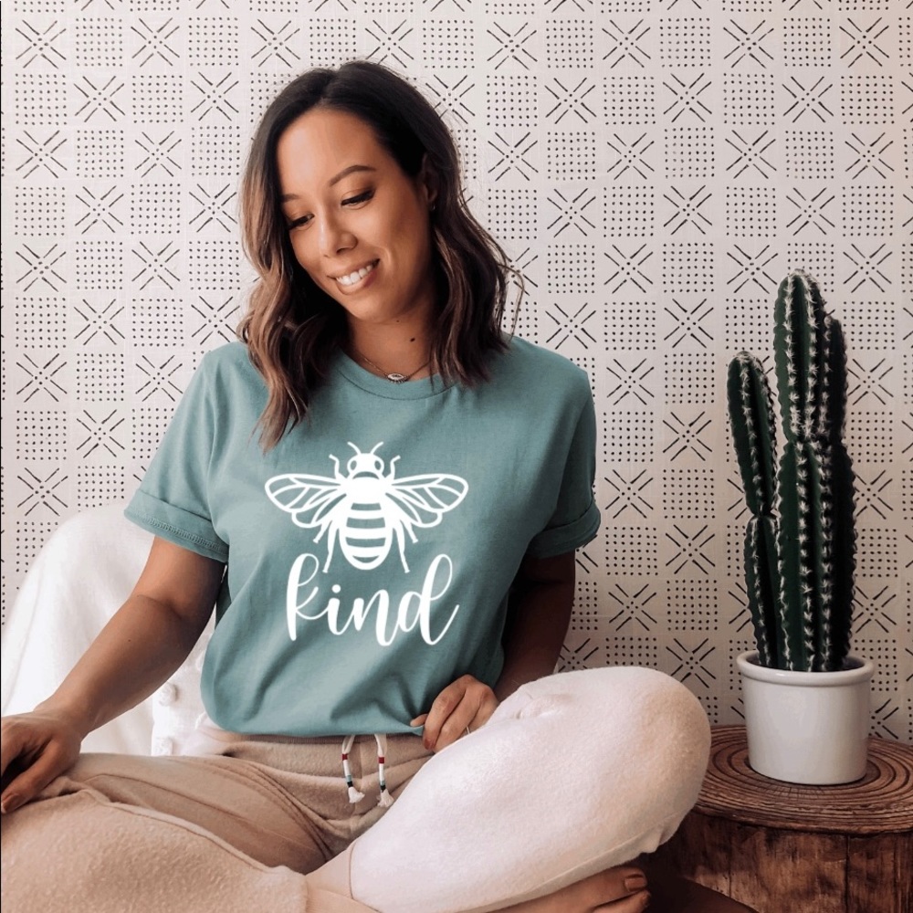 Be kind graphic tee